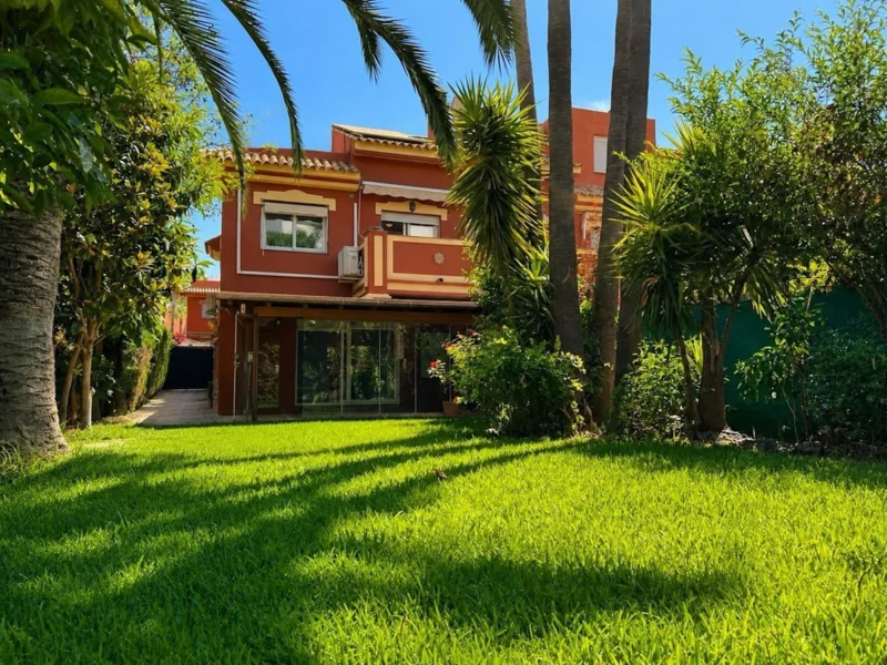 4 Bedroom Private Villa for Sale in Atalaya, Estepona