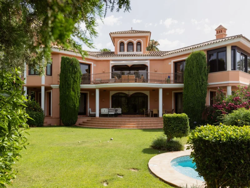 4 Bedroom Private Villa with Terrace for Sale in Sierra Blanca, Marbella