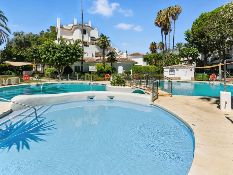 Furnished 4 Bedroom Apartment with Terrace for Rent in Elviria, Marbella