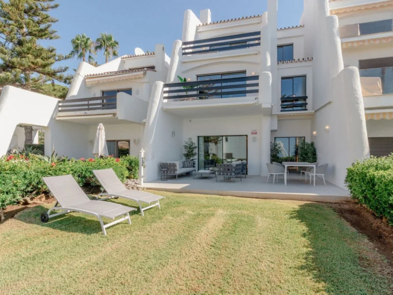 4 Bedroom Private Villa with Terrace for Sale in Puerto Banús, Marbella