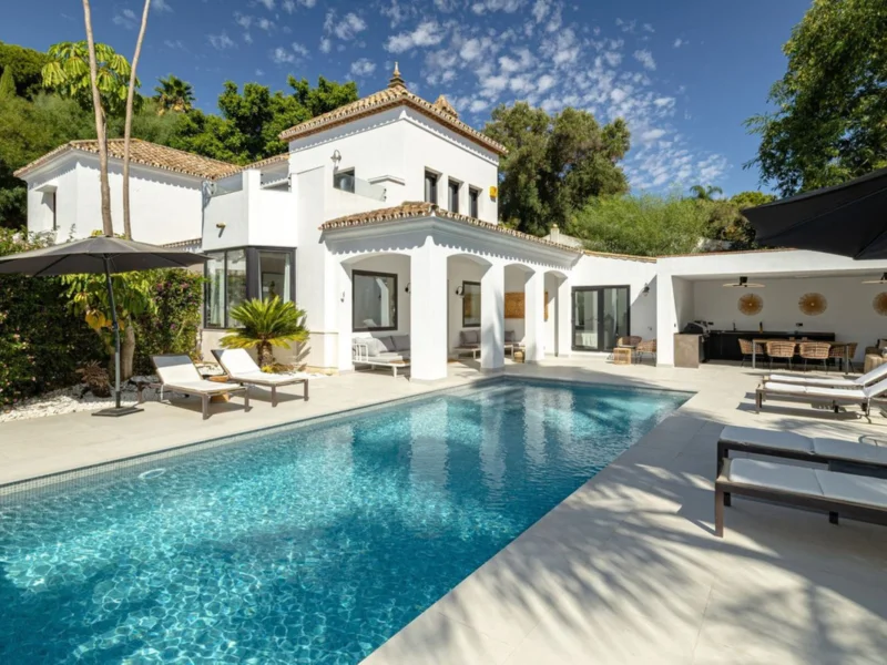 5 Bedroom Private Villa with Terrace for Sale in El Paraíso, Estepona