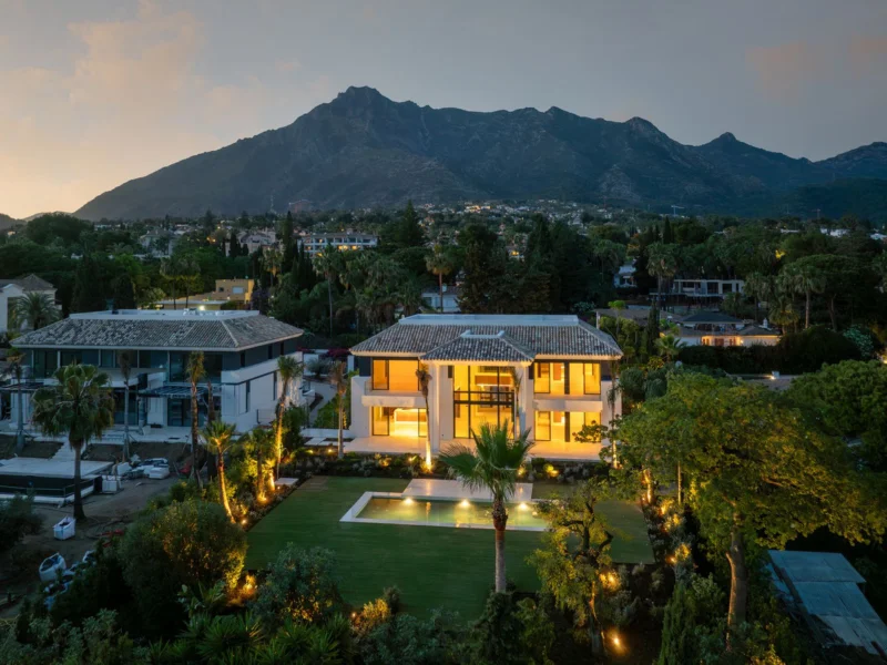 6 Bedroom Private Villa with Terrace for Sale in Milla de Oro, Marbella