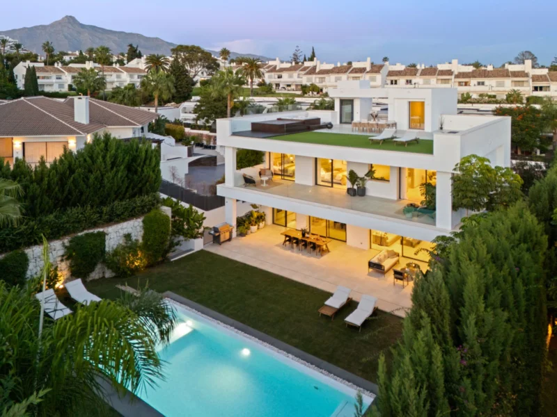 5 Bedroom Private Villa with Terrace for Sale in Nueva Andalucía, Marbella