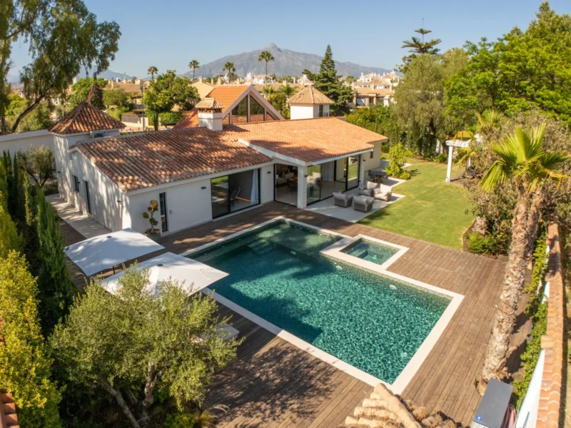 5 Bedroom Private Villa with Terrace for Sale in Puerto Banús, Marbella