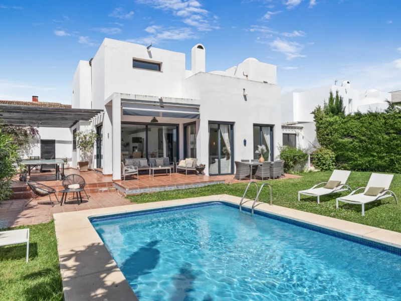 6 Bedroom Private Villa for Sale in Puerto Banús, Marbella