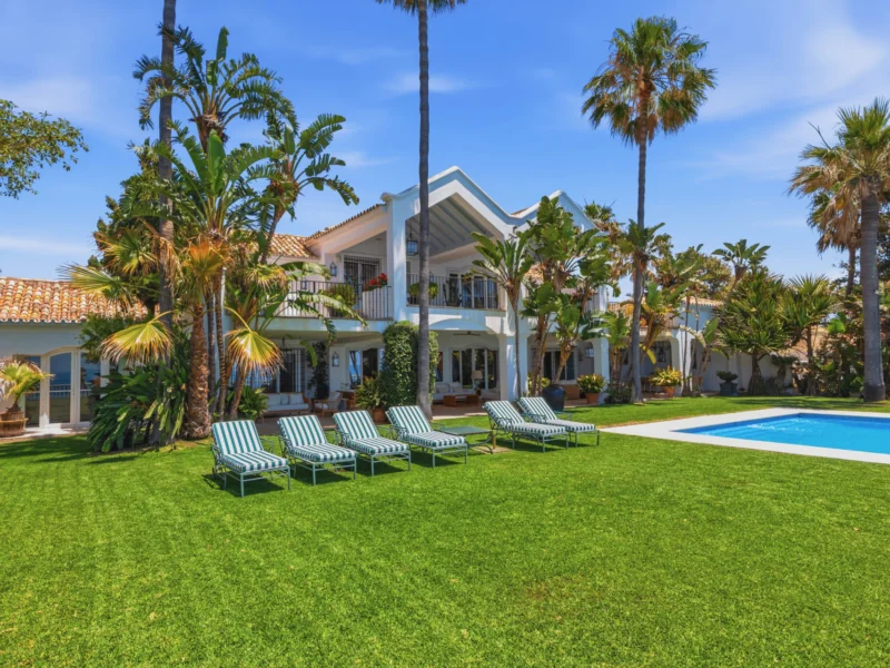 7 Bedroom Private Villa for Sale in Estepona