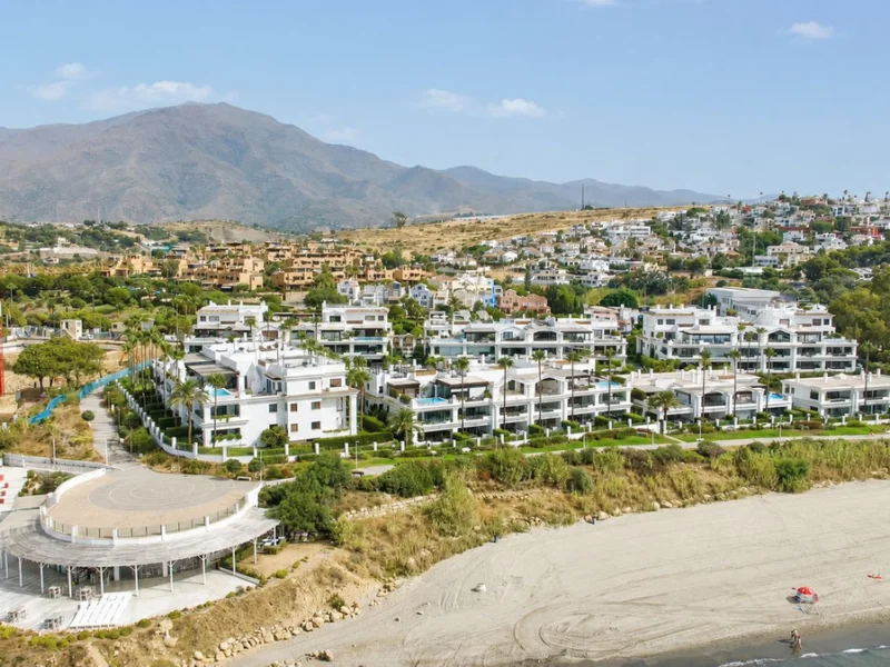 3 Bedroom Apartment with Terrace for Sale in Estepona