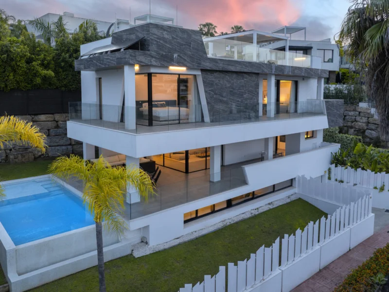 4 Bedroom Private Villa with Terrace for Sale in Estepona
