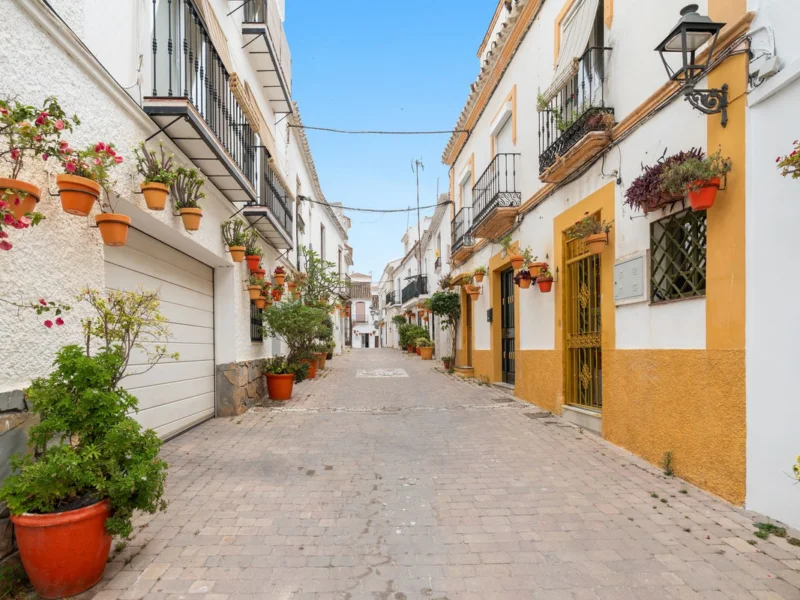 1 Bedroom Private Villa with Terrace for Sale in Estepona