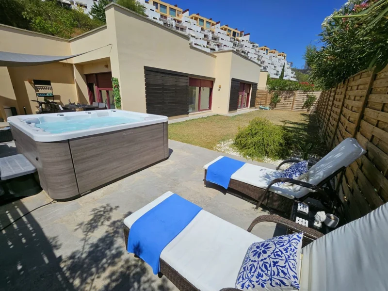 Villa privada de 3 dormitorios con terraza en venta en Benahavís