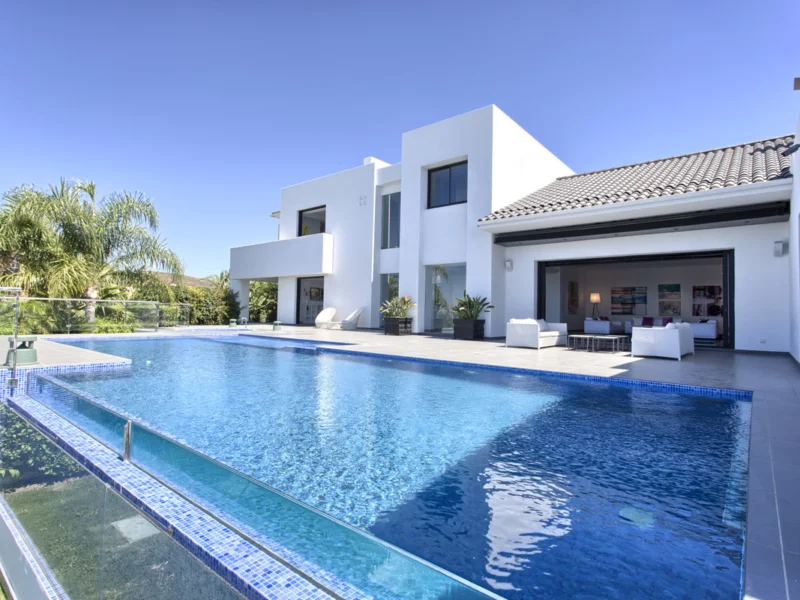 5 Bedroom Private Villa with Terrace for Sale in Los Flamingos, Benahavís