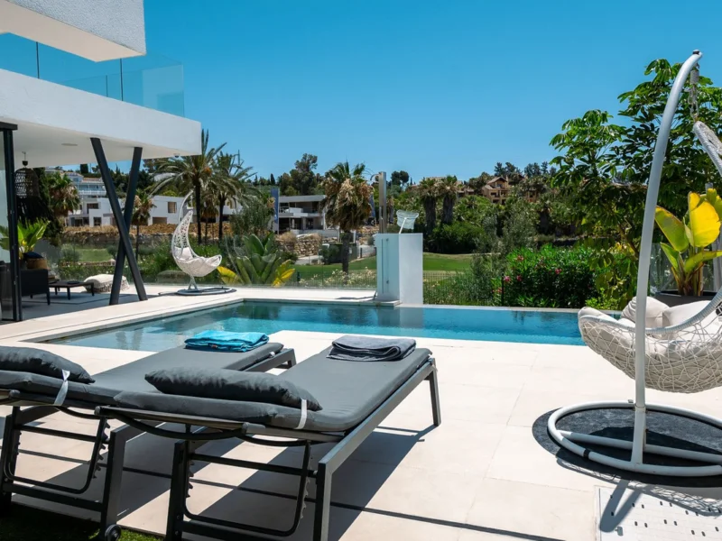 Villa privada amueblada de 4 dormitorios en alquiler en Atalaya, Estepona
