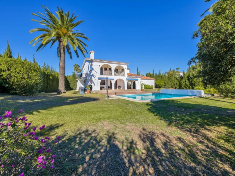 5 Bedroom Private Villa for Sale in Estepona
