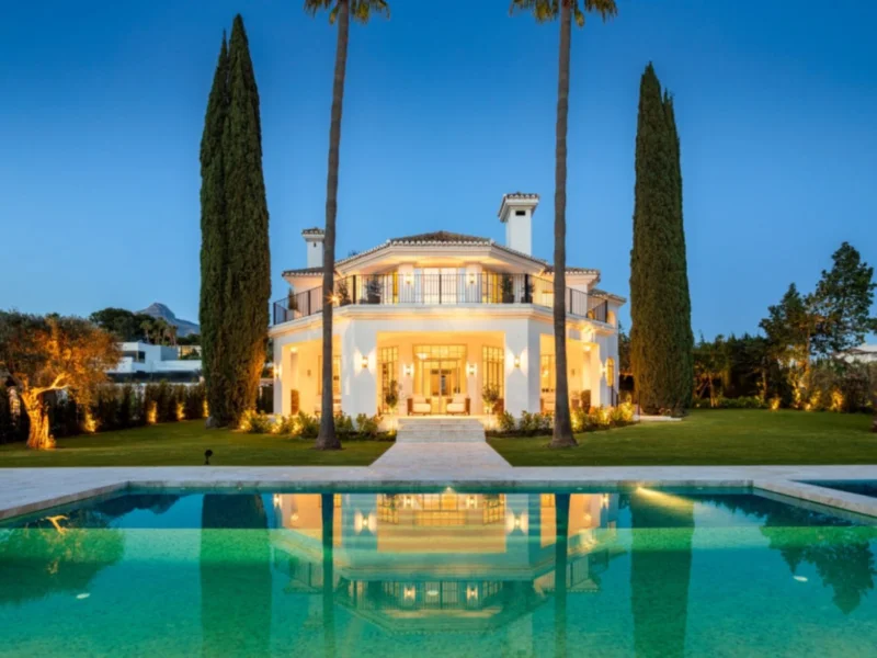 5 Bedroom Private Villa with Terrace for Sale in Nueva Andalucía, Marbella