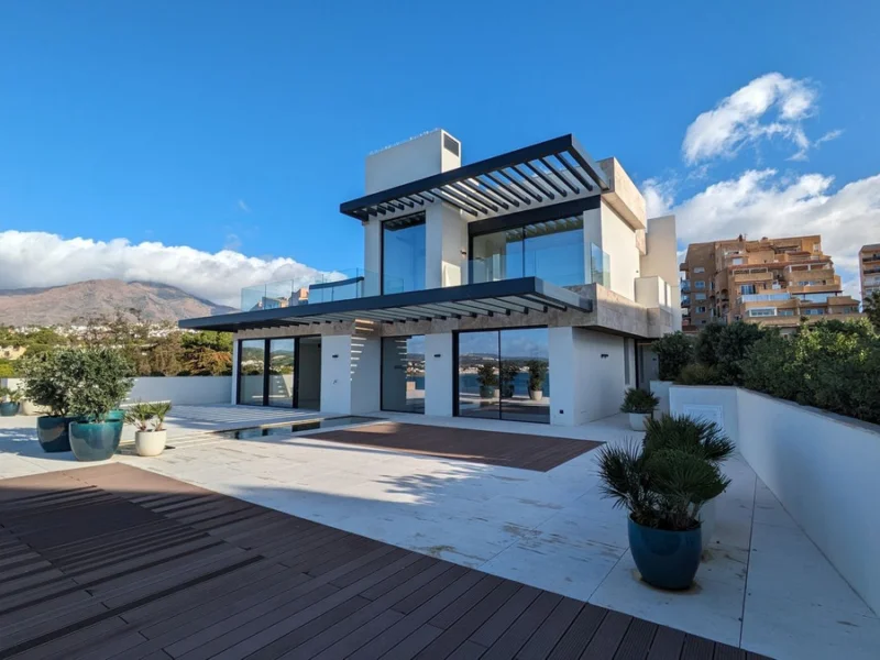 3 Bedroom Apartment with Terrace for Sale in La Alqueria, Estepona