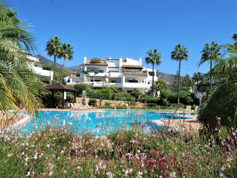3 Bedroom Apartment with Terrace for Sale in Milla de Oro, Marbella