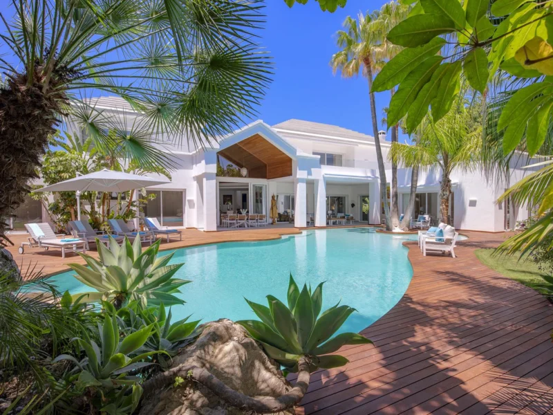 6 Bedroom Private Villa with Terrace for Sale in Guadalmina Baja, San Pedro de Alcántara