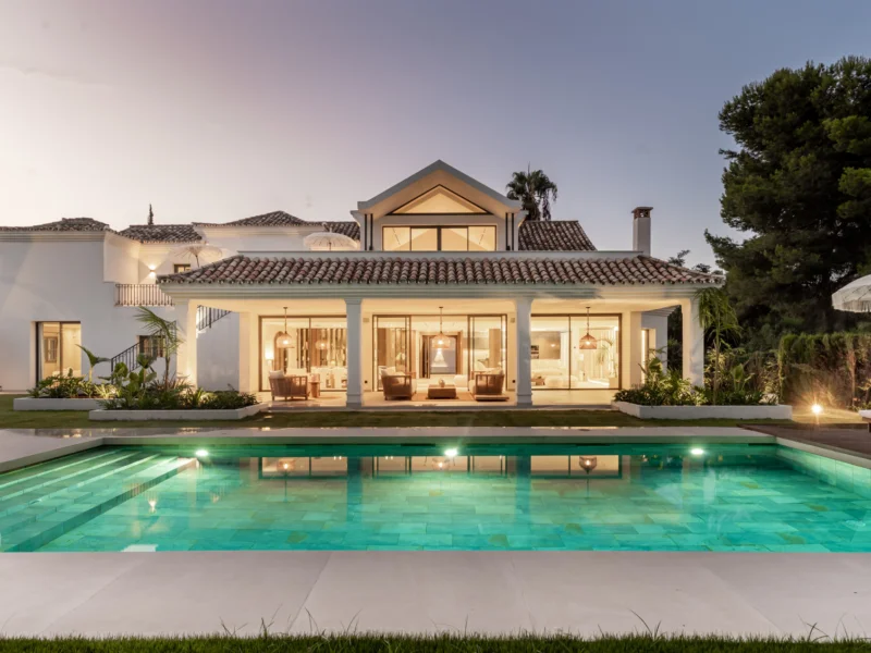 5 Bedroom Private Villa with Terrace for Sale in Estepona