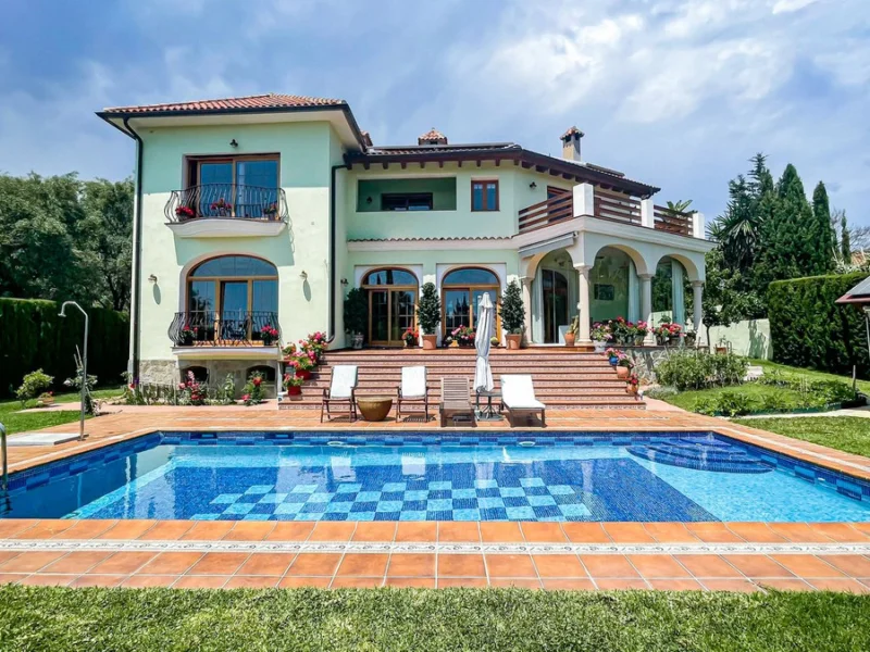 6 Bedroom Private Villa with Terrace for Sale in El Rosario, Marbella