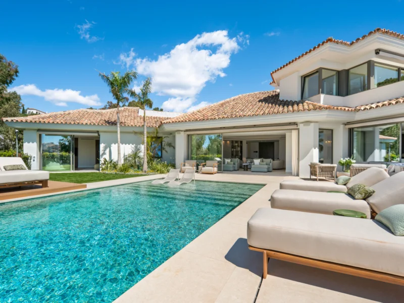 6 Bedroom Private Villa for Sale in El Herrojo, La Quinta, Benahavís