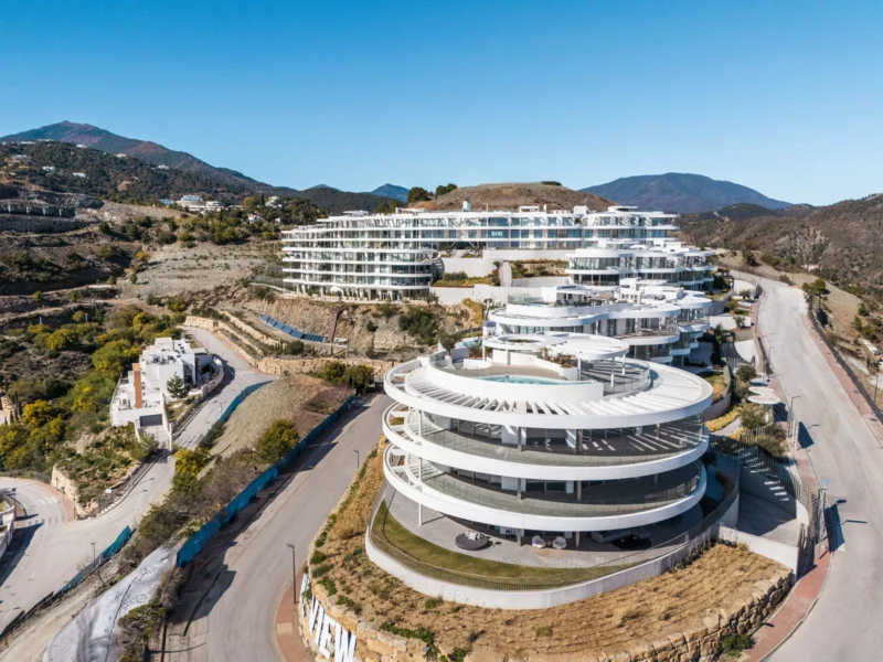 3 Bedroom Apartment with Terrace for Sale in Benahavís