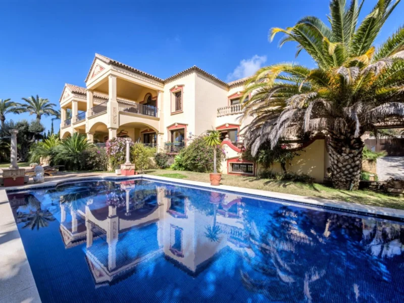 6 Bedroom Private Villa with Terrace for Sale in Sierra Blanca, Marbella