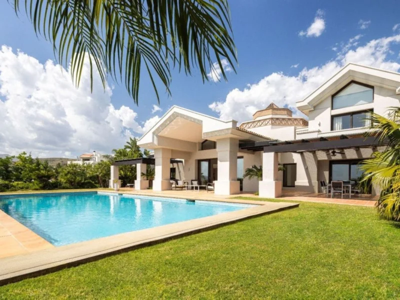 6 Bedroom Private Villa with Terrace for Sale in Los Flamingos, Benahavís