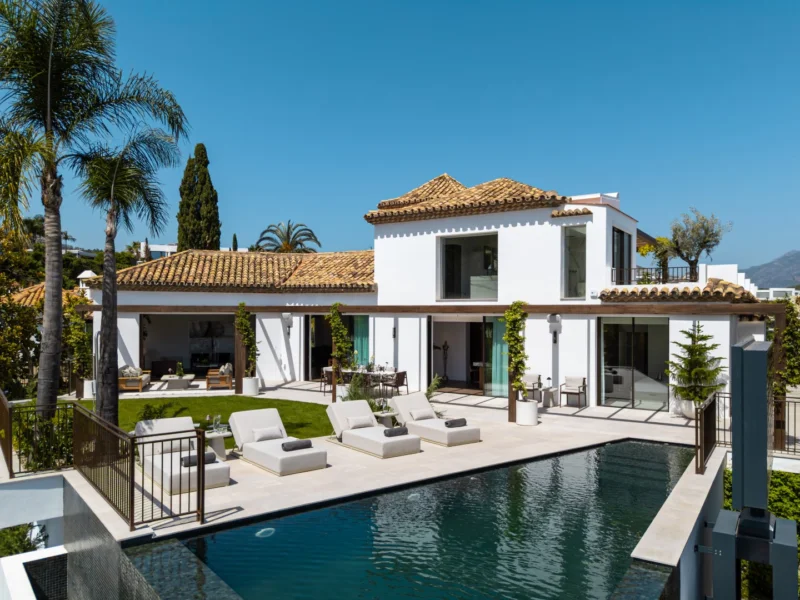 6 Bedroom Private Villa for Sale in El Herrojo, La Quinta, Benahavís