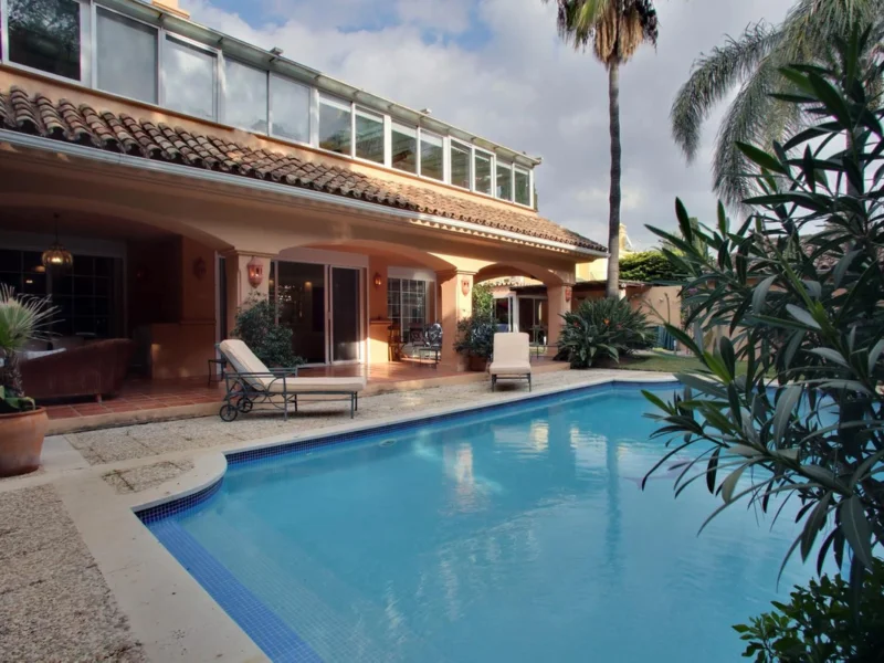 Furnished 4 Bedroom Private Villa for Rent in El Presidente, Nueva Milla de Oro, Estepona