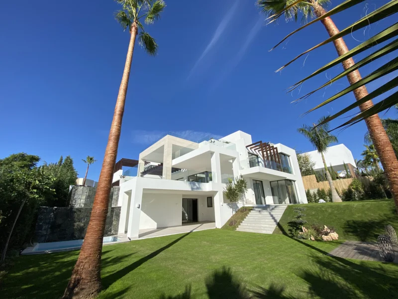 6 Bedroom Private Villa with Terrace for Sale in Los Flamingos, Benahavís