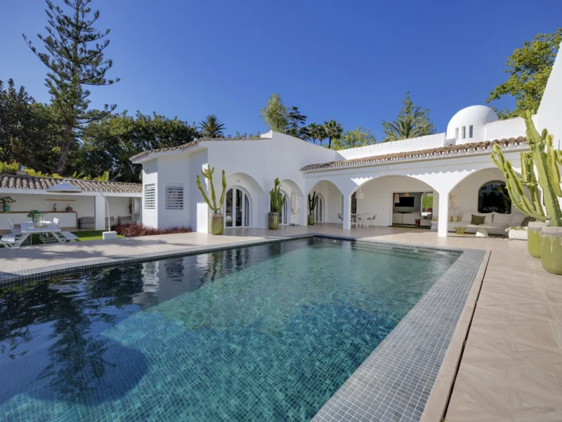 5 Bedroom Private Villa with Terrace for Sale in Guadalmina Alta, San Pedro de Alcántara