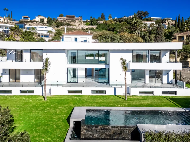 6 Bedroom Private Villa with Terrace for Sale in El Paraíso, Estepona