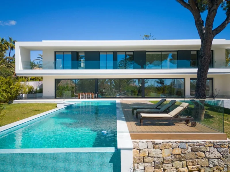 6 Bedroom Private Villa with Terrace for Sale in Marbesa, Marbella