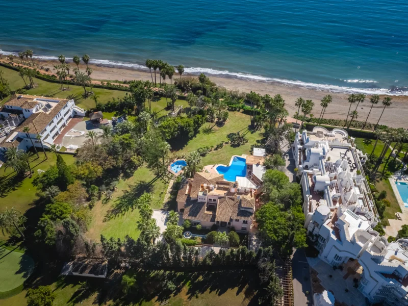 8 Bedroom Private Villa for Sale in Estepona