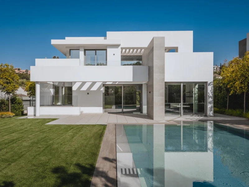 5 Bedroom Private Villa for Sale in El Paraíso, Estepona