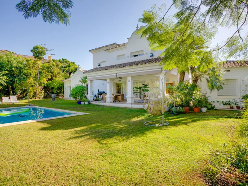 3 Bedroom Private Villa with Terrace for Sale in El Paraíso, Estepona