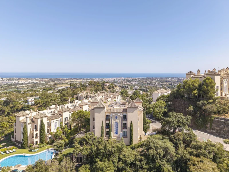 3 Bedroom Apartment with Terrace for Sale in La Quinta, Benahavís