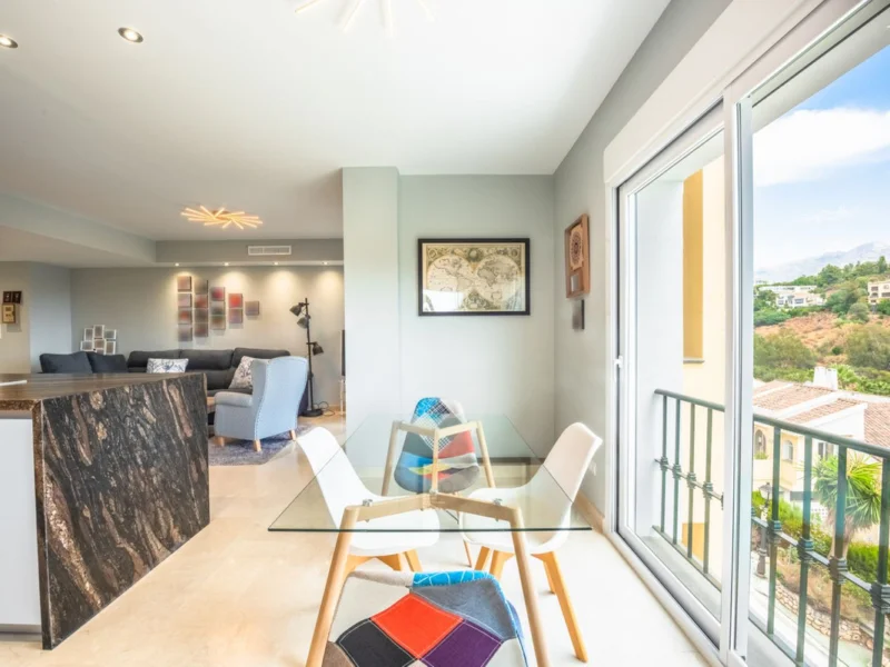 3 Bedroom Apartment with Terrace for Sale in La Quinta, Benahavís