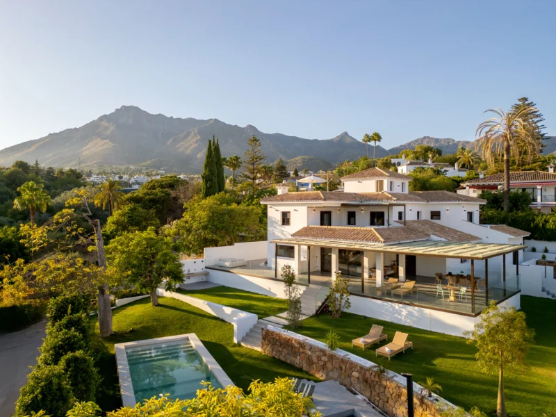 5 Bedroom Private Villa for Sale in El Capricho, Milla de Oro, Marbella