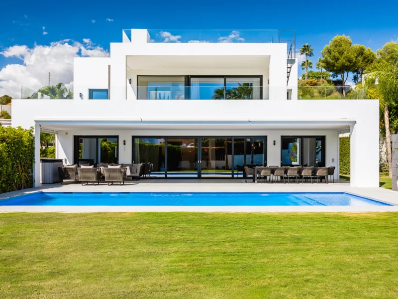 7 Bedroom Private Villa with Terrace for Sale in Los Olivos, Nueva Andalucía, Marbella