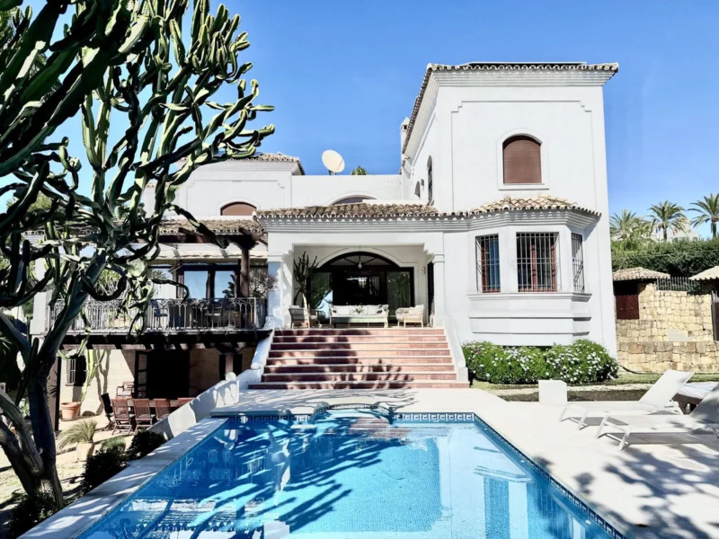 5 Bedroom Private Villa with Terrace for Sale in Nueva Andalucía, Marbella
