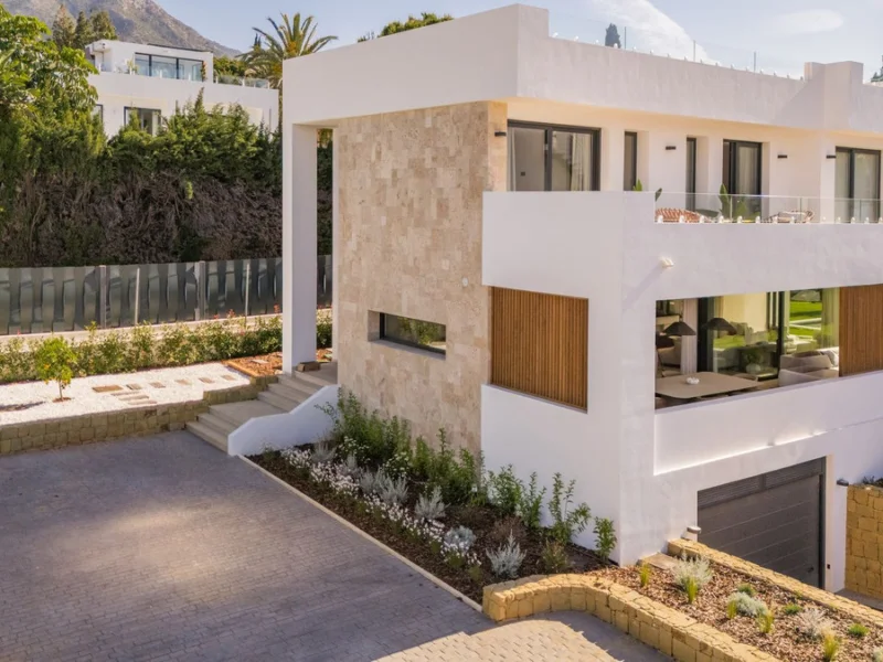 5 Bedroom Private Villa with Terrace for Sale in Nagüeles, Marbella