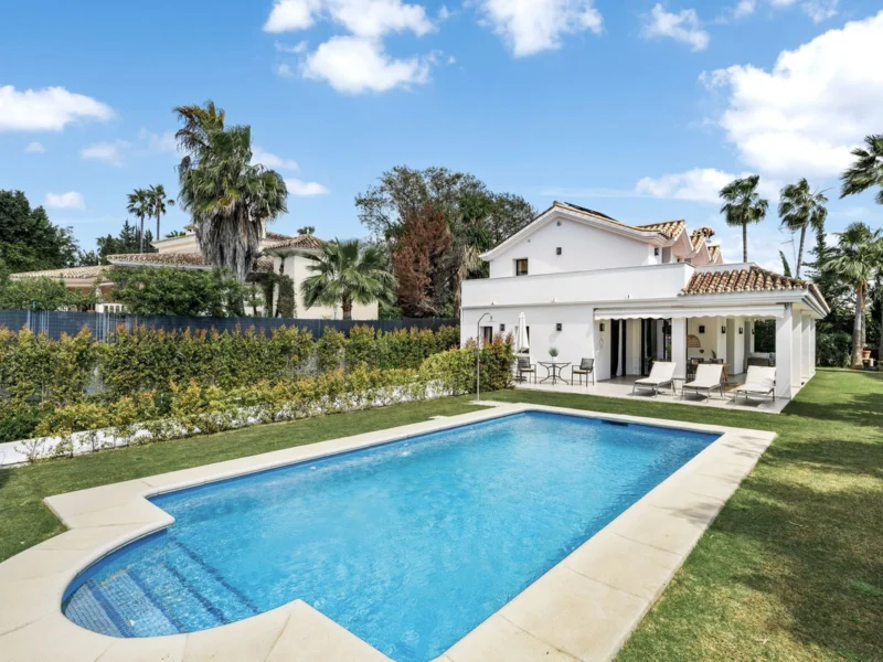 4 Bedroom Private Villa with Terrace for Sale in Nueva Andalucía, Marbella