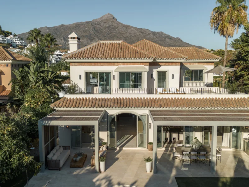 5 Bedroom Private Villa with Terrace for Sale in Nueva Andalucía, Marbella
