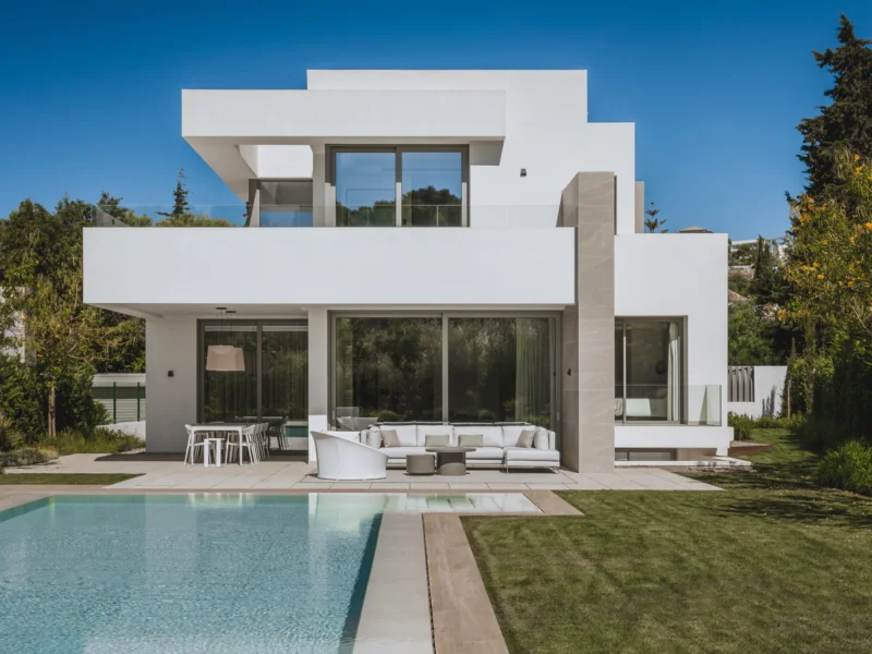 4 Bedroom Private Villa for Sale in El Paraíso, Estepona