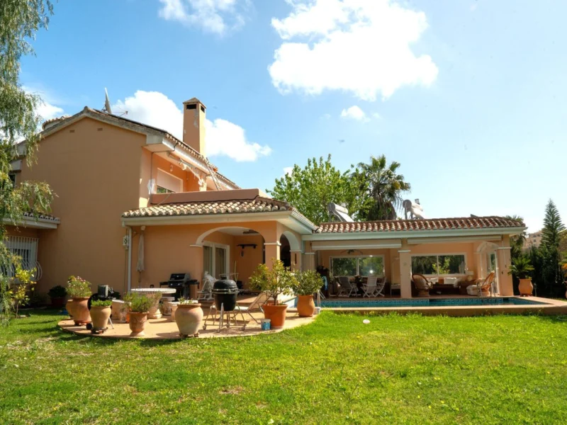 4 Bedroom Private Villa with Terrace for Sale in Elviria, Marbella