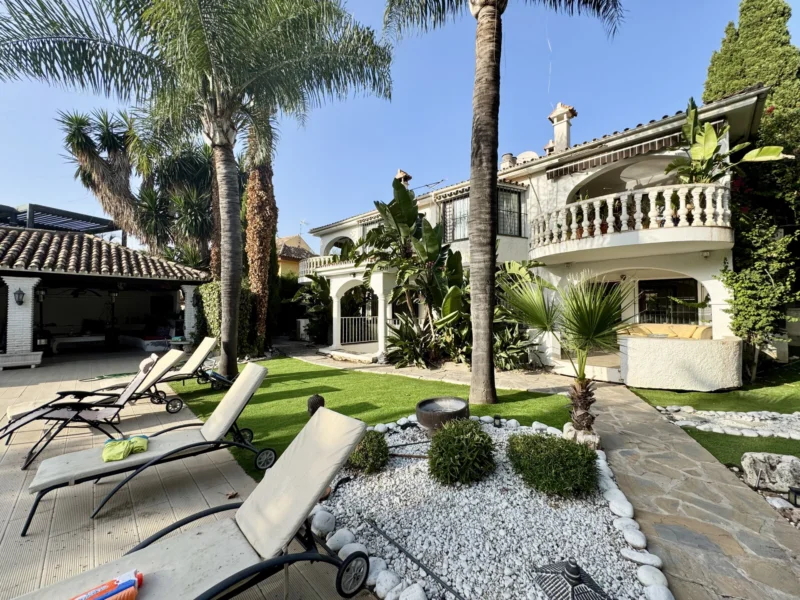 9 Bedroom Private Villa for Sale in Nueva Andalucía, Marbella