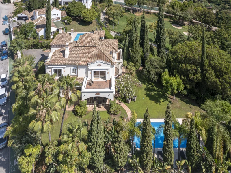 5 Bedroom Private Villa with Terrace for Sale in Benahavís