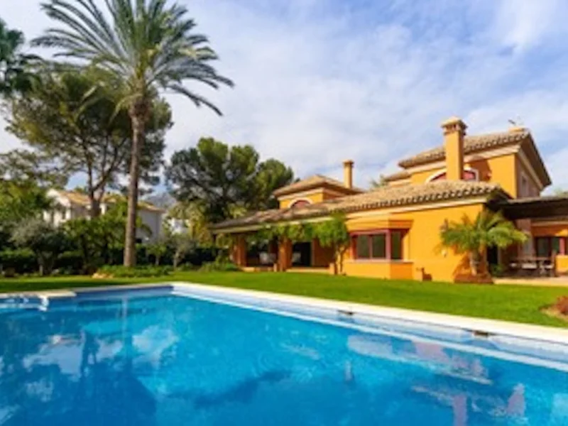 4 Bedroom Private Villa with Terrace for Sale in Marbella