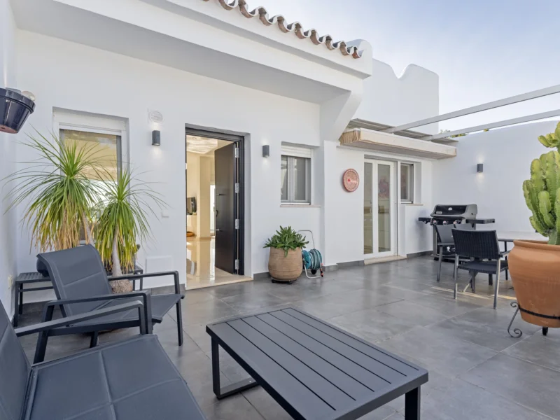 4 Bedroom Private Villa with Terrace for Sale in Nueva Andalucía, Marbella